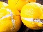 Potong Lemon Jadi 4 Bagian, Isi dengan Garam Lalu Letakkan di Dapur, Lihat Hasilnya!