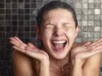 Tanpa Disadari, 7 Hal Ini Akan Terjadi pada Tubuh Jika Anda Mencoba Mandi Air Dingin