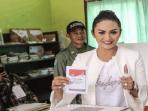 Datang ke TPS Naik Motor Bersama Sang Suami, Inilah Penampilan Krisdayanti yang Jadi Sorotan