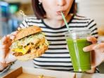 Dianggap Sepele, Kenali Bahaya Makan Sambil Minum