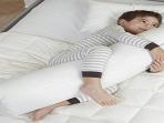 Gemar Peluk Guling Saat Tidur Ternyata Banyak Manfaatnya Loh Buat Kesehatan