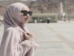 Intip Yuk Penampilan Ayu Ting Ting dengan Hijab Syar'i Saat Umroh