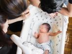Jangan Asal Dipeluk! Simak 5 Hal yang Harus Anda Perhatikan Saat Menengok Bayi Baru Lahir