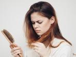 Rambut Kamu Sering Rontok? Cari Tahu Yuk 5 Masalah Kulit Kepala Penyebabnya