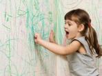 Tak Perlu Dicat Ulang, Begini Cara Bersihkan Coretan Krayon di Dinding