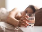 Tak Usah Diragukan Lagi, Ini Manfaat Menakjubkan Minum Air Putih Setelah Bangun Tidur