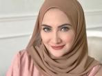 Tampil Santun dengan Balutan Busana Muslim, Tiru Yuk Gaya Hijab Natalie Sarah