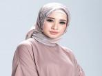 Tips Modis Lebaran 2019 ala Laudya Cynthia Bella: Tutorial Hijab Bergaya Malaysian