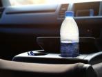 Bisa Sebabkan Kebakaran, Simak Bahaya Meninggalkan Botol Air di Dalam Mobil