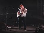 Ed Sheeran Pakai Jersey Lambang Garuda Saat Konser, Banyak yang Enggak Sadar!