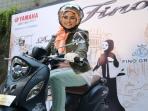 Girls Begini Cara Cegah Jilbab Kusut Setelah Pakai Helm, Muda Banget