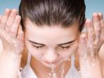 Intip Yuk Cara Cuci Muka yang Benar dan Efektif untuk Membersihkan Makeup Sebelum Tidur