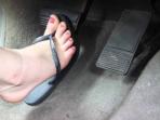 Kerap Diabaikan, Ini Bahaya Nyetir Pakai Sandal Jepit