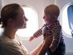Mudik Naik Pesawat Bersama Bayi? Perhatikan 5 Hal Ini agar Si Kecil Tak Rewel Saat Perjalanan Udara