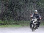 Perhatikan Hal Berikut Jika Sering Naik Motor Saat Hujan