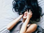 Rambut Sering Terlihat Kusut dan Rusak saat Bangun Tidur? Ikuti 5 Cara Mudah Ini!