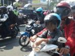Sering Diabaikan, Kenali Bahaya Bonceng Anak di Jok Depan Motor