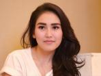 Tampil Simpel Tanpa Make Up Ayu Ting Ting Kepergok Pakai Tas dan Sandal Hermes Harga Ratusan Juta Rupiah!