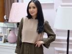 Tampil Simpel dengan Barang Branded, Intip Koleksi Kemeja Nagita Slavina