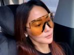 Gaya Fashion Selalu Nyentrik, Segini Harga Kacamata yang Dipakai Inul Daratista