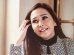 Maia Estianty Curi Perhatian Tampil dengan Dress dan Sneakers, Awet Muda Bak ABG
