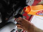Sering Diabaikan, Ini Bahaya Campur Oli Mesin Motor Beda Merek