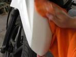 Tak Perlu ke Bengkel, Atasi Bodi Motor Baret dengan Cara Mudah Ini