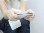 Waspadai, Main Hp Saat BAB Picu Masalah Kesehatan, Salah Satunya Ambeien