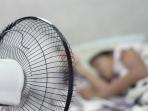 7 Bahaya Kesehatan Jika Anda Menyalakan Kipas Angin Semalaman Saat Tidur