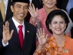 Intip Penampilan Nyentrik Ibu Negara, Iriana Jokowi Kenakan Kain Batik dan Sneakers