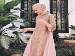 Rekomendasi Dress Peach Pink Buat Para Wanita Berhijab, Cocok untuk Kondangan