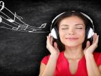 Simak Yuk, 3 Tips Aman Mendengarkan Lagu Pakai headset