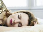 Waspadai, 7 Bahaya Mengintai Saat Langsung Tidur Tanpa Membersihkan Makeup
