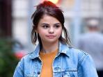 Intip Sepatu Sneakers Baru Milik Selena Gomez yang Harganya Cuma 1 Jutaan