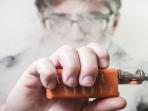 Jangan Dipikir Aman! Ini Fakta Kesehatan Menggunakan Rokok Elektrik 'Vape'