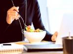Jangan Sembarangan, Simak Tips Makan Siang di Kantor yang Sehat 