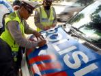Kena Tilang Oleh Polisi,  Perlu Kamu Ketahui Ini Bedanya Slip Merah dan Biru