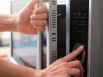 Menghangatkan Makanan di Microwave Ternyata Bisa Menyebabkan Kanker, Ini Penjelasannya