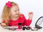 Saat Anak Memakai Makeup, Amankah Untuk Kulit? Simak Penjelasannya 