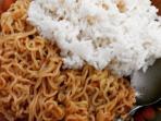 Stop Kebiasaan Makan Mie Campur Nasi, Ketahui Akibat yang Timbul