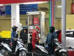 Alasan Mengapa Kita Saat Isi Bensin Disuruh Turun dari Motor atau Mobil