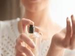 Cegah Iritasi, Hindari Menyemprotkan Parfum Langsung ke Area Tubuh Berikut