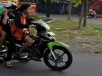 Masih Nekat Bonceng Tiga? Awas Kena Denda Loh