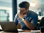 Mata Lelah Akibat Terlalu Lama Menatap Gedget? Atasi Dengan 5 Tips Ini