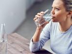 Selain Penghilang Dehidrasi, Ini 3 Manfaat Minum Air Mineral Secara Rutin untuk Kesehatan 