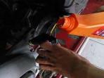 Stop Kebiasaan Ganti Oli Mesin Saat Kondisi Motor Masih Panas, Ini Efeknya