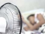 Stop Kebiasaan Tidur Pakai Kipas Angin, Berbahaya