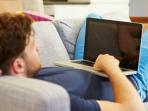 Stop Kebiasan Memangku Laptop, 3 Masalah Ini Mengintaimu