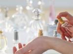 Atasi Bau Badan dengan Parfum, Pilih yang Semprot atau Oles Nih?
