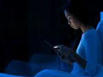 Bermain Hp Lebih dari 1 Jam Saat Mau Tidur Bikin Badan Sering Tidak Segar Di Pagi Harinya, Ini Penjelasannya